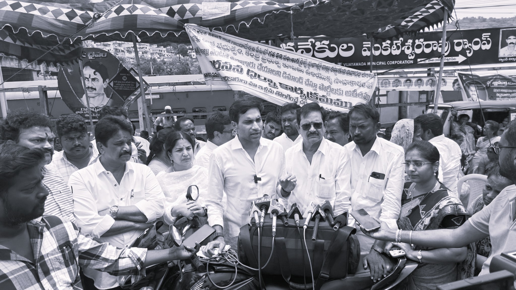 పేదలకు ప్రత్యామ్నాయం చూపకుండా ఇళ్లు తొలగించడం అన్యాయం: వైసీపీ నేత దేవినేని అవినాష్