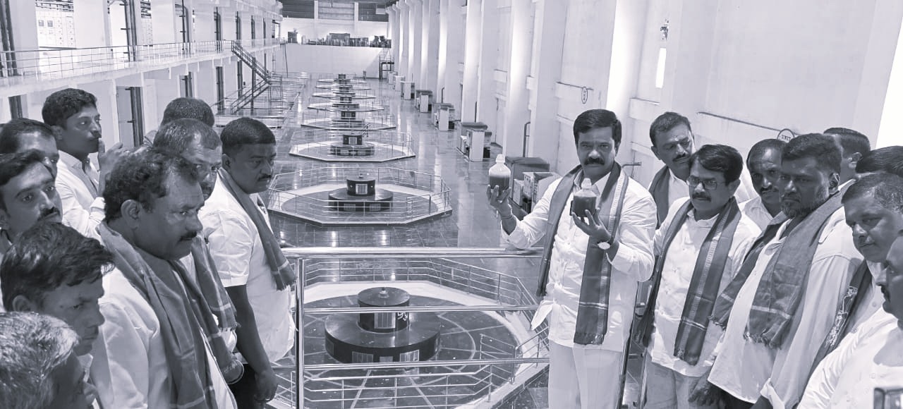మా రక్తం తీసుకోండి.. రైతులకు నీళ్లివ్వండి: సీఎం వ్యాఖ్యలపై బీఆర్ఎస్ నిరసనలు