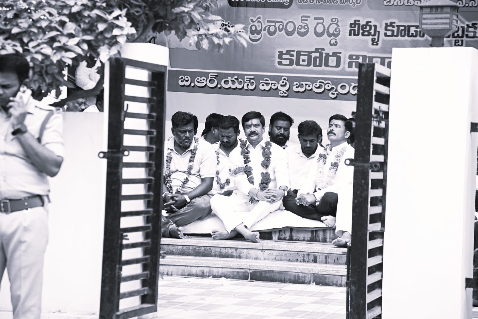 భీంగల్ అభివృద్ధి కోసం నిరాహార దీక్ష.. మాజీ మంత్రి వేముల ప్రశాంత్ రెడ్డి హౌజ్ అరెస్ట్