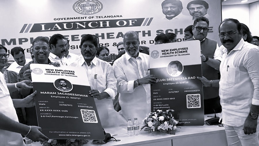 ప్రభుత్వ ఉద్యోగులు,పెన్షనర్లకు సంపూర్ణ నగదు రహిత వైద్యం: డిప్యూటీ సీఎం భట్టి