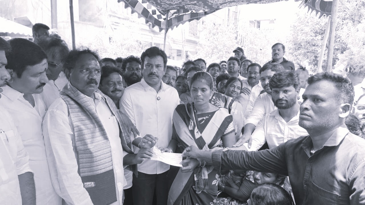 విశాఖ బోటు ప్రమాద బాధితులకు రూ.49 లక్షల చెక్కులు అందజేసిన వైఎస్సార్సీపీ నేతలు