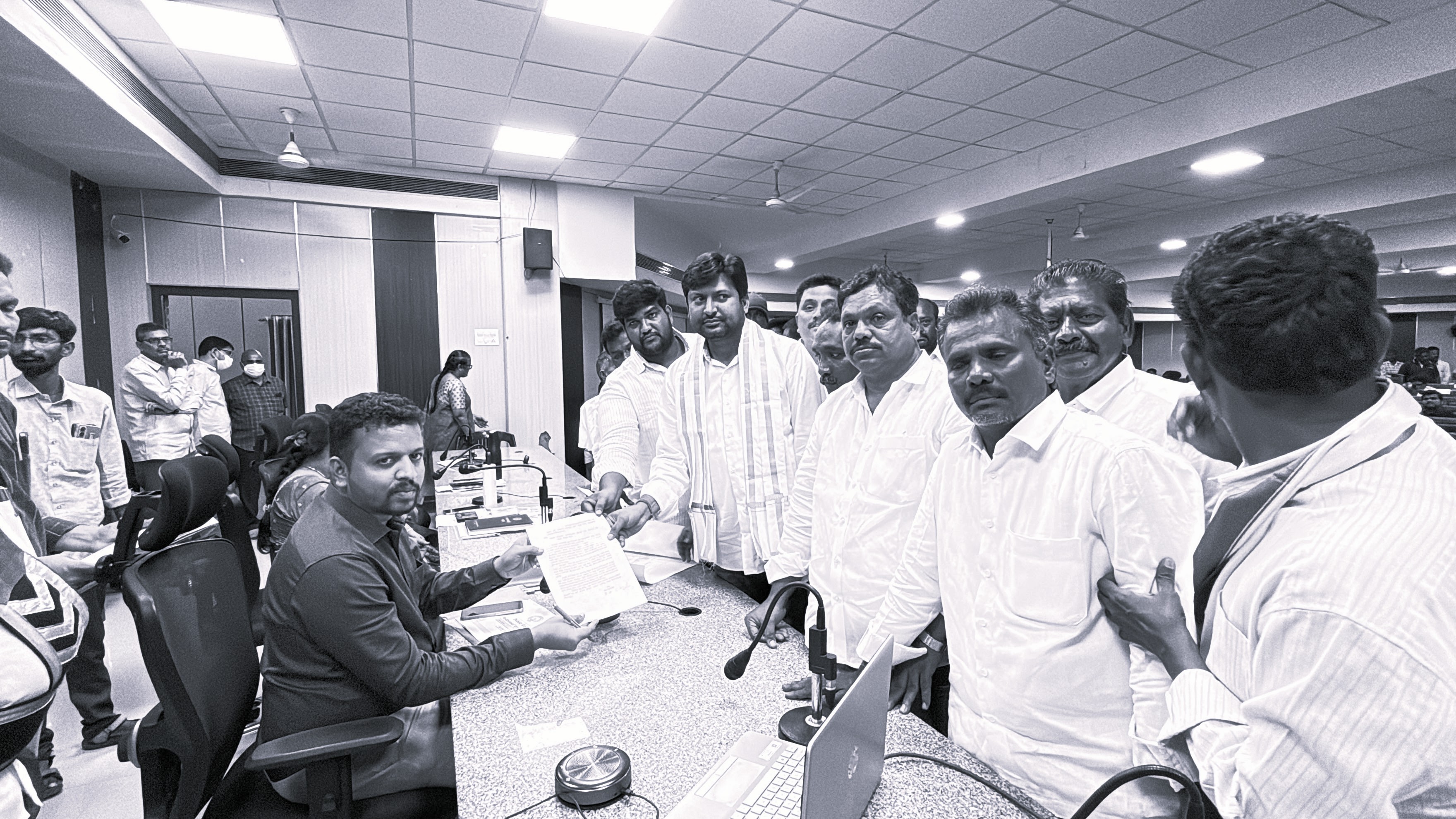 దెందులూరు రైతులకు సాగునీరు అందించాలి: మాజీ ఎమ్మెల్యే అబ్బయ్య చౌదరి