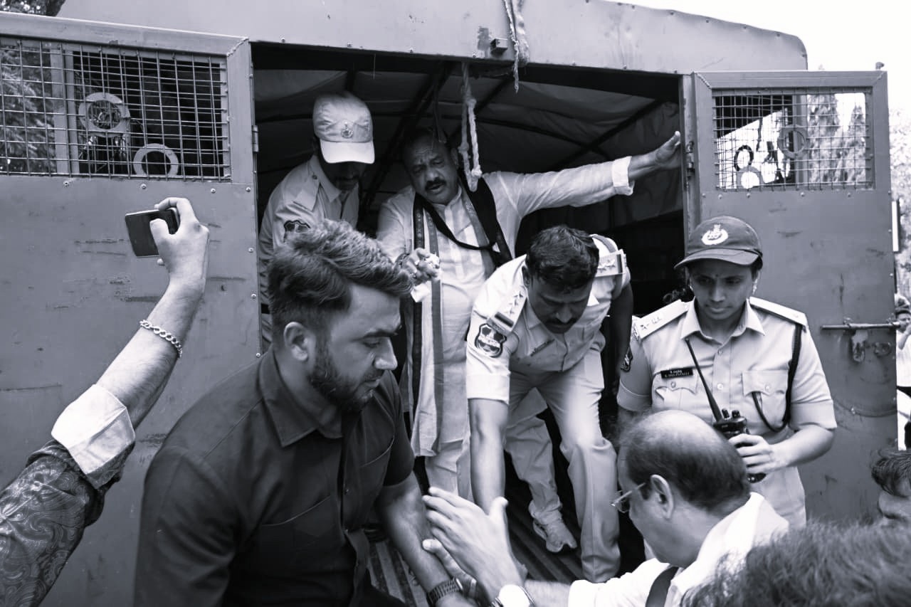 హైదరాబాద్లో ‘ఛలో లోక్ భవన్’.. మంత్రులు, కాంగ్రెస్ నేతల అరెస్ట్