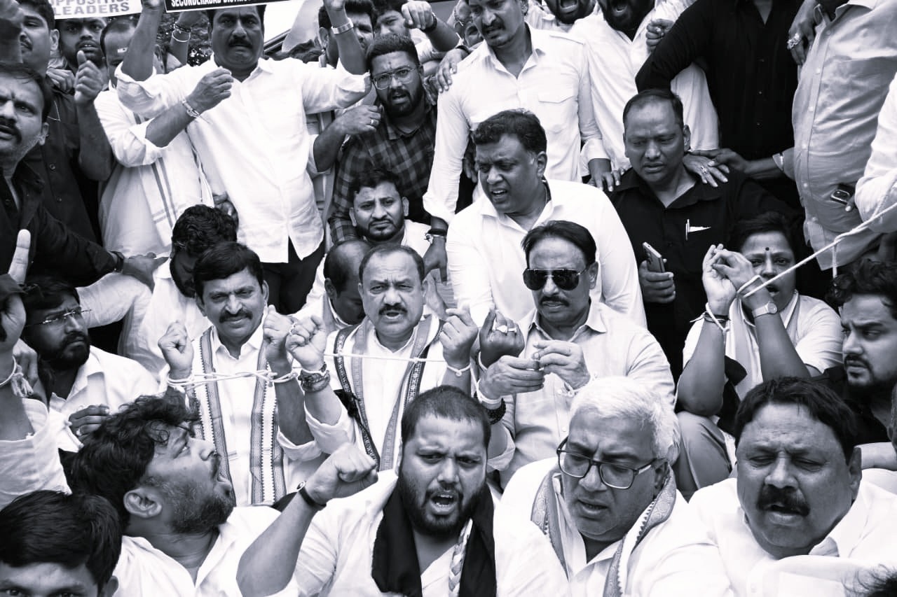 హైదరాబాద్లో ‘ఛలో లోక్ భవన్’.. మంత్రులు, కాంగ్రెస్ నేతల అరెస్ట్