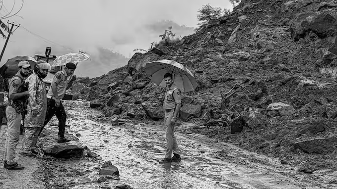 Fresh Landslide Disrupts Jammu–Srinagar Highway, Pul Doda Bridge Under Safety Inspection