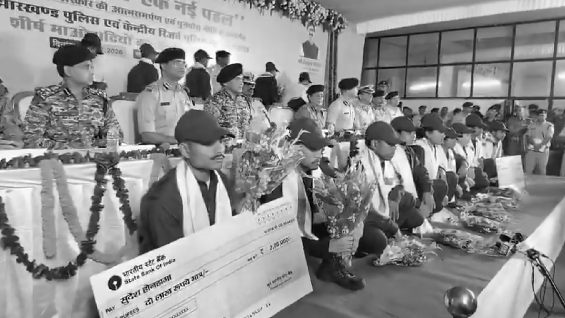 16 Maoists, Including ₹39 Lakh Rewarded Leaders, Surrender in Jharkhand