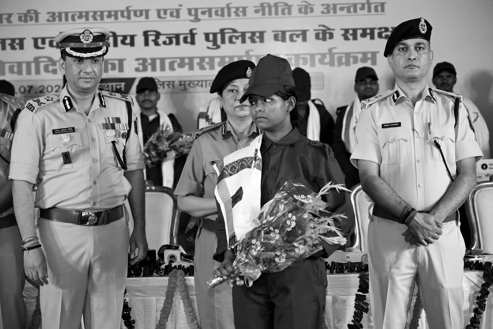 16 Maoists, Including ₹39 Lakh Rewarded Leaders, Surrender in Jharkhand