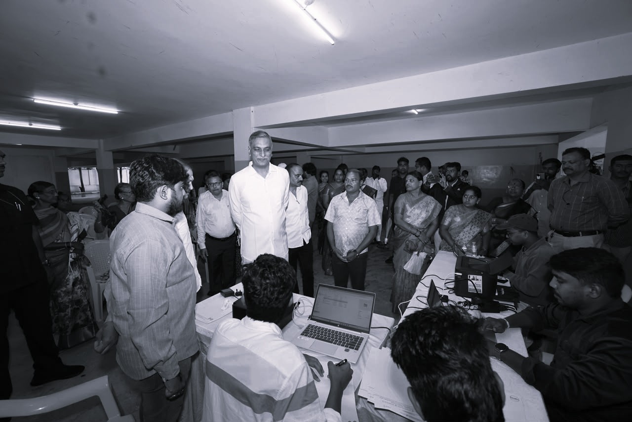 గ్రామీణ విద్యార్థుల ప్రతిభ అపోహలను చెరిపేసింది: మాజీ మంత్రి హరీశ్రావు