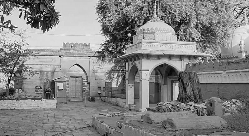 SC Allows Friday Prayers At Dargah Near Disputed Bhojshala Complex In Dhar