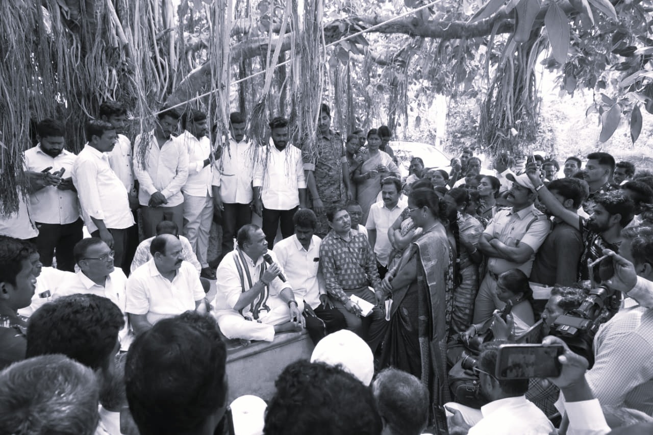 Minister Komatireddy Holds 'Rachabanda' Under Banyan Tree to Hear Public Grievances