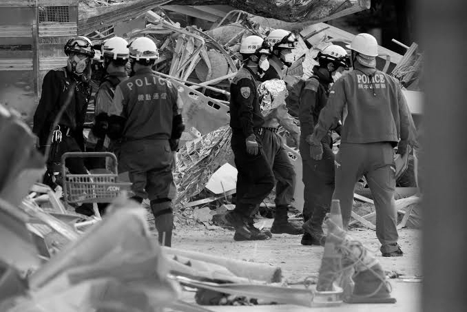 Japan PM Visits Quake-Hit Kumamoto as Cleanup Begins Amid Extreme Heat, Water Shortages