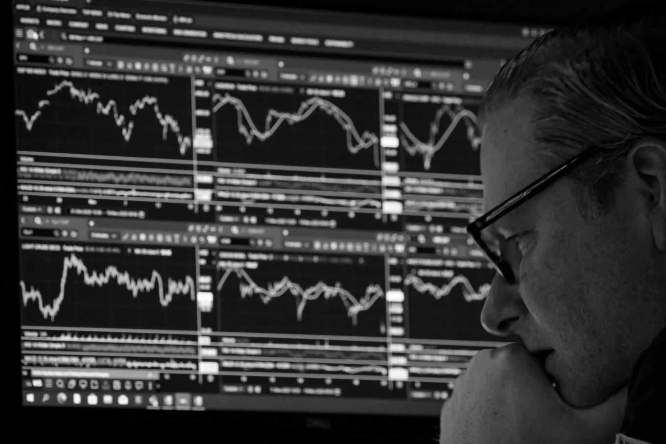 Global Markets Cheer Falling Oil Prices, AI Stocks Drive Asian Shares to New Highs