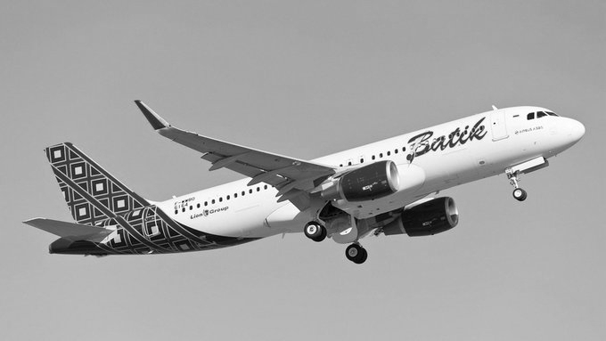 Passenger Arrested for Allegedly Trying to Open Emergency Exit on Kuala Lumpur-Kochi Flight