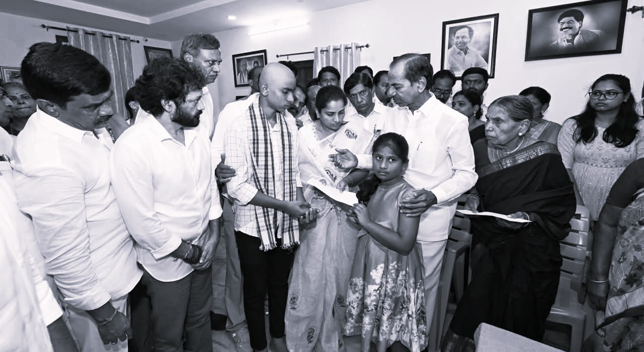 KCR Consoles Family of Former MLA Peddi Sudarshan Reddy