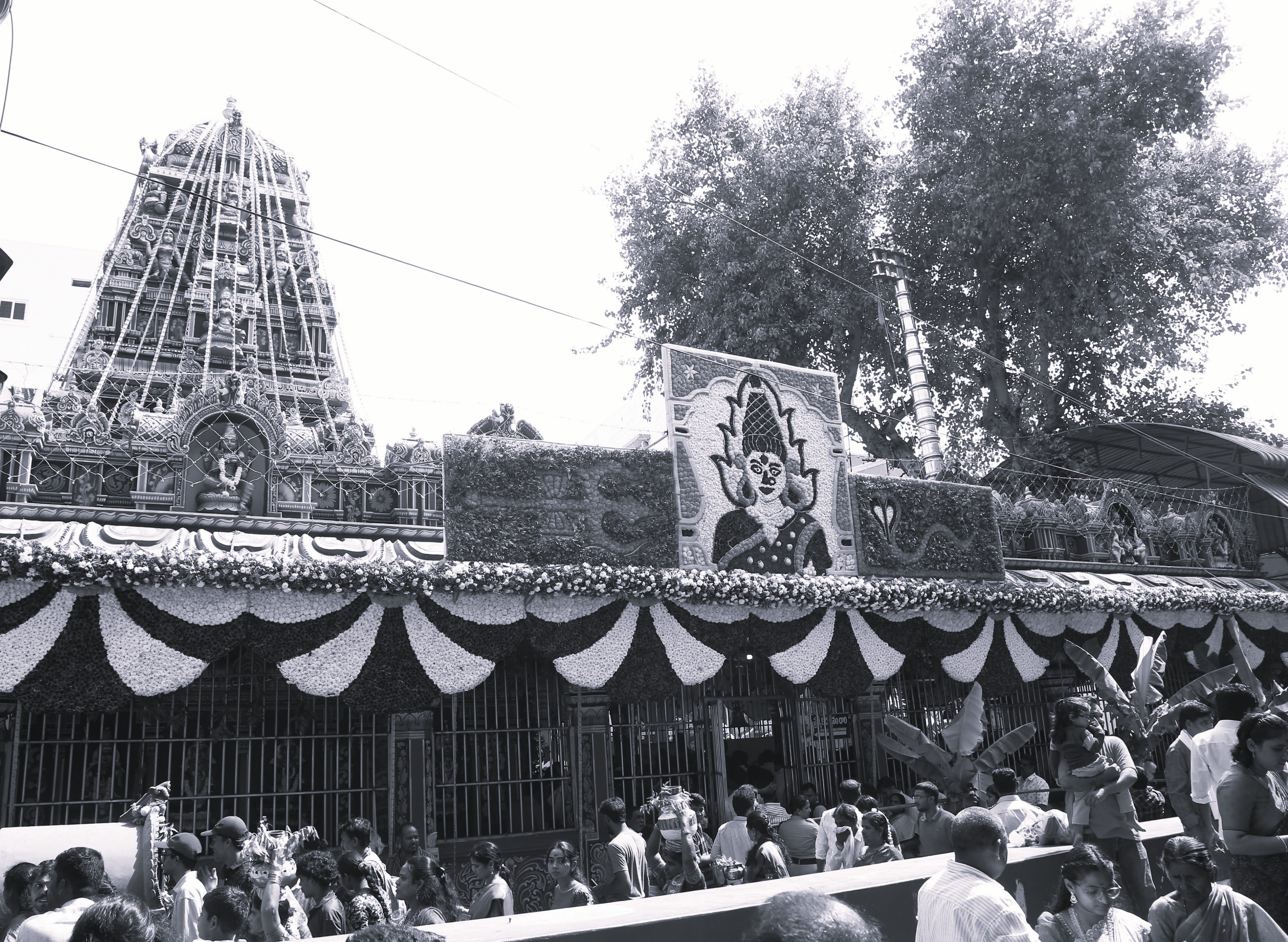 పాతబస్తీలో వైభవంగా బోనాల ఉత్సవాలు.. అమ్మవారిని దర్శించుకున్న ప్రముఖులు