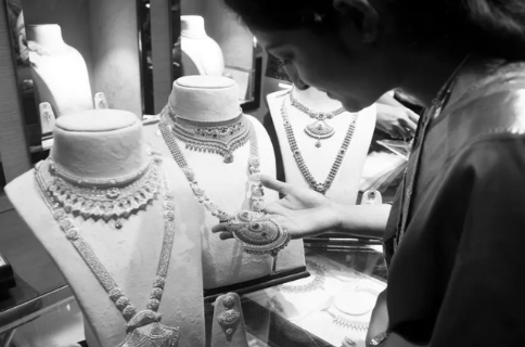 Gold Hits Rs 1.59 Lakh But Indians Are Choosing Loans Over Selling Their Gold