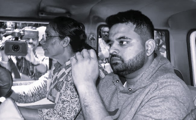మాజీ ఎంపీ ప్రజ్వల్ రేవణ్ణ బ్యారక్లో స్మార్ట్ఫోన్ స్వాధీనం