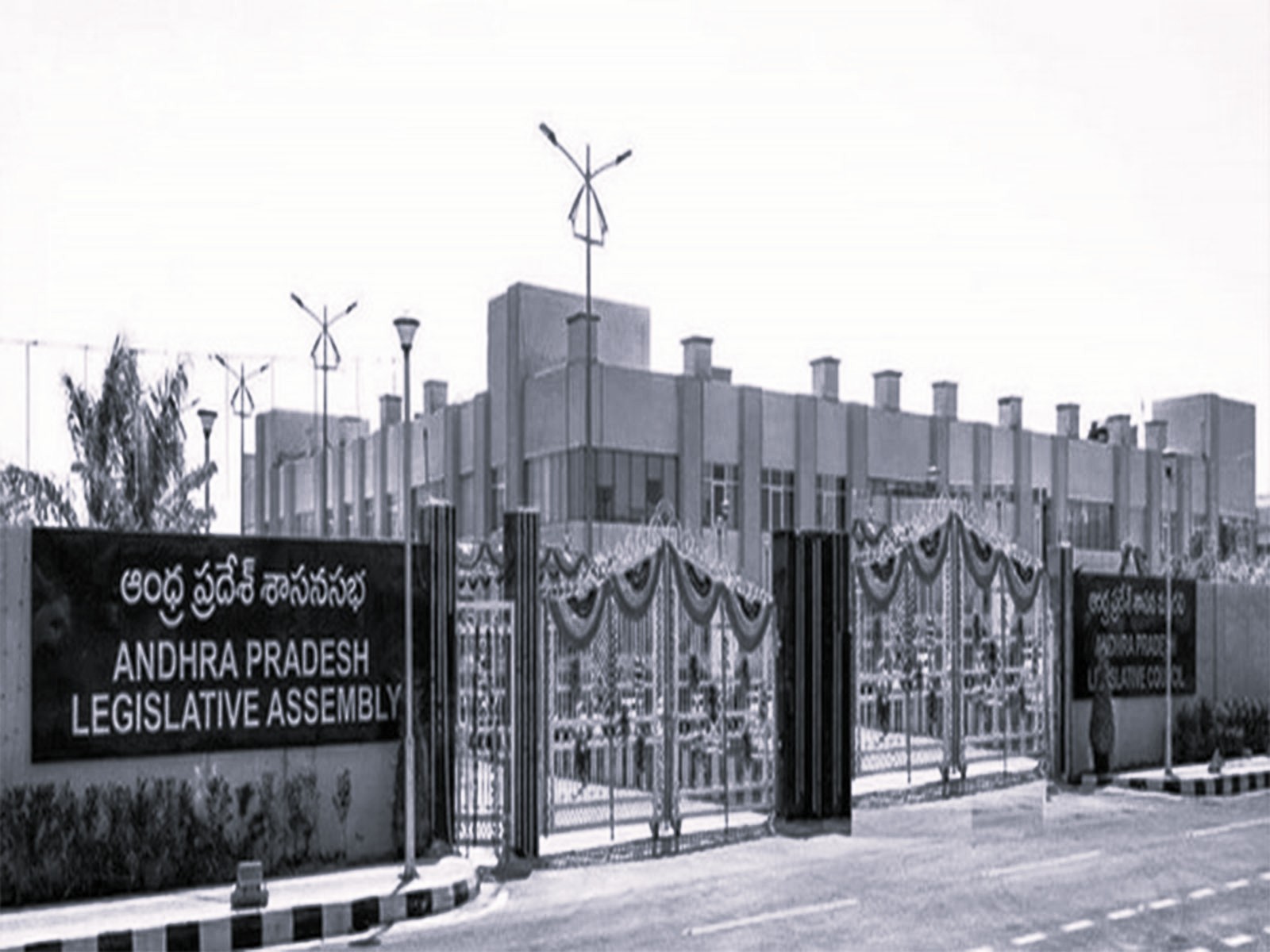 డీఎస్సీ అక్రమాలపై శాసనమండలిలో వైసీపీ ఎమ్మెల్సీల ఆందోళన