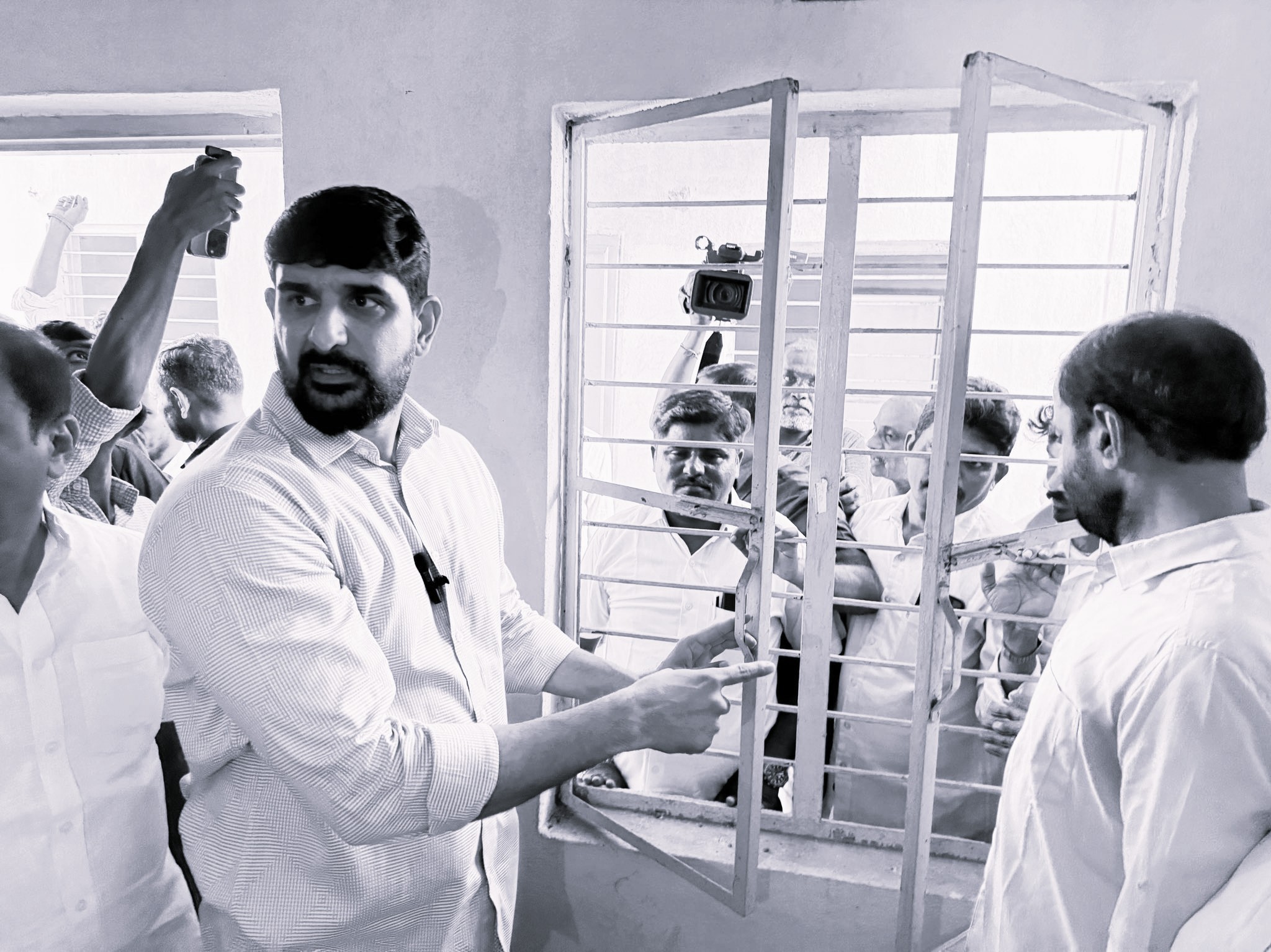 కమలాపూర్ డబుల్ బెడ్రూం ఇళ్ల పంపిణీపై ప్రభుత్వం నిర్లక్ష్యం: ఎమ్మెల్యే పాడి కౌశిక్రెడ్డి