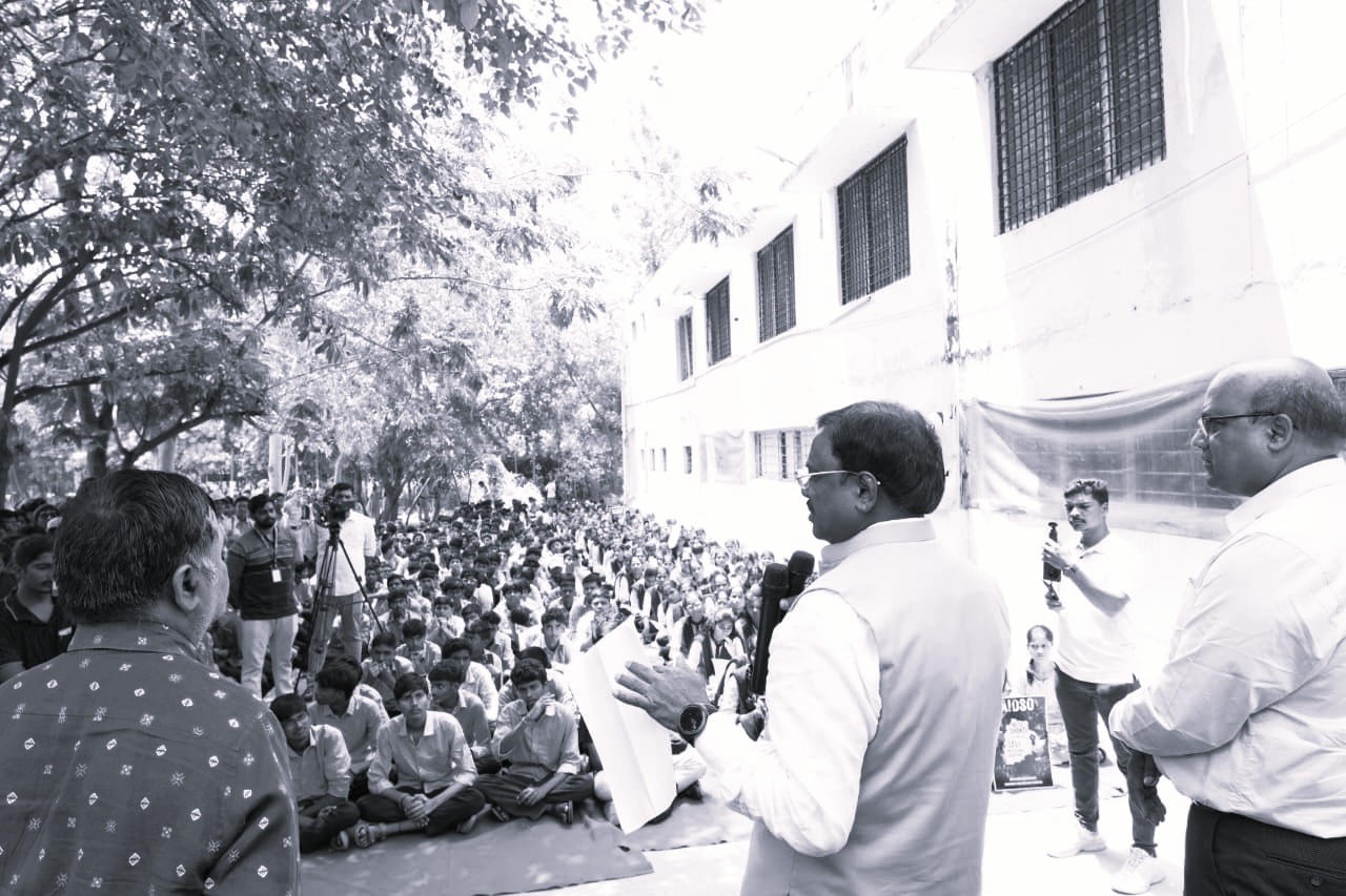 Labour Minister Vivek Assures Polytechnic Students Over Proposed Departmental Shift