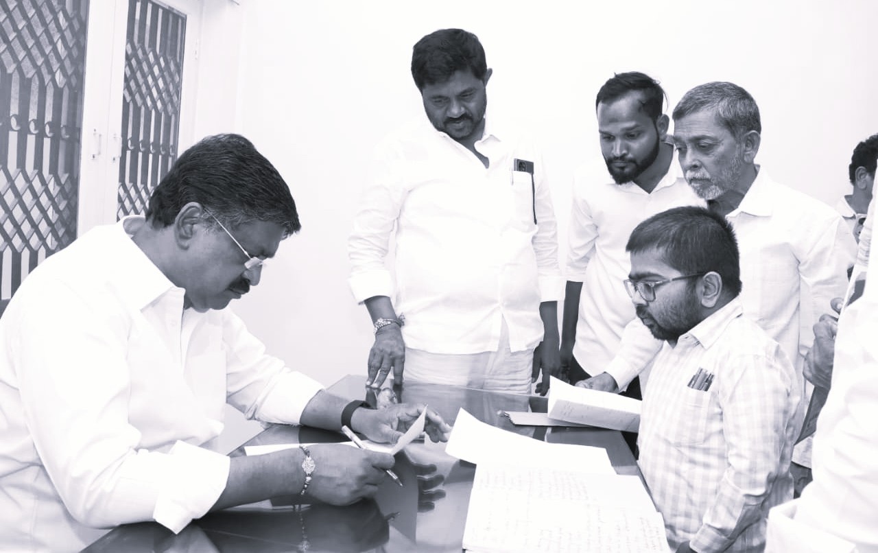 Payyavula Keshav Meets Residents, Reviews Grievances at Anantapur Praja Darbar