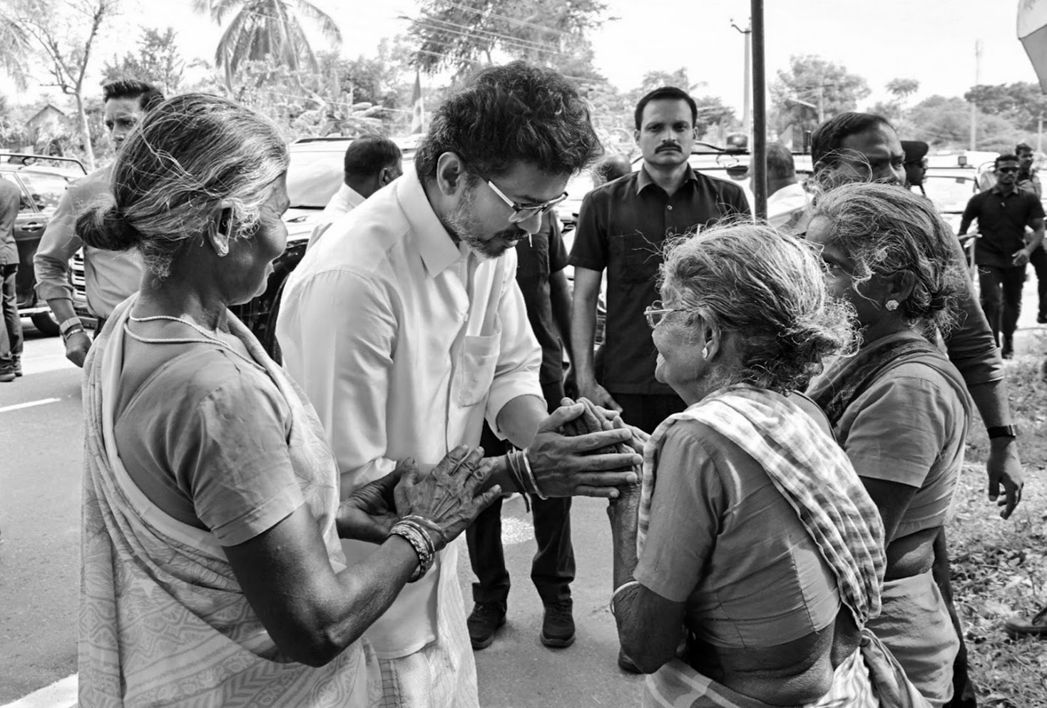 TN CM Vijay's Surprise Farm Visit Leaves Elderly Woman With 'Memory Worth a Crore'