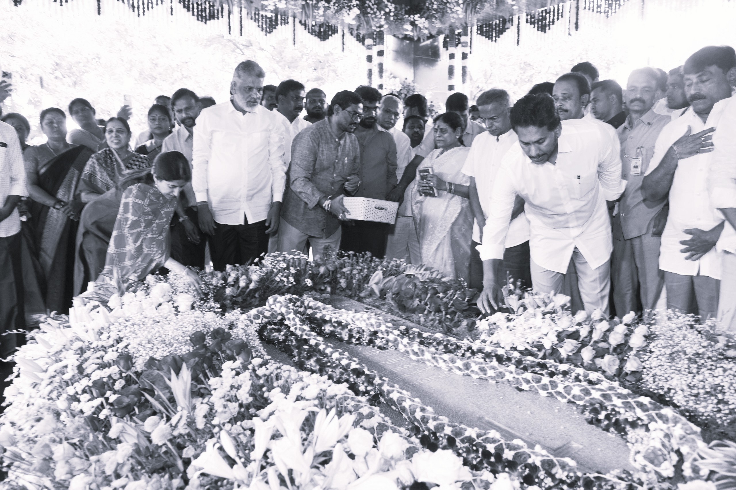 YS Jagan Pays Tribute to YSR on 17th Death Anniversary at Idupulapaya