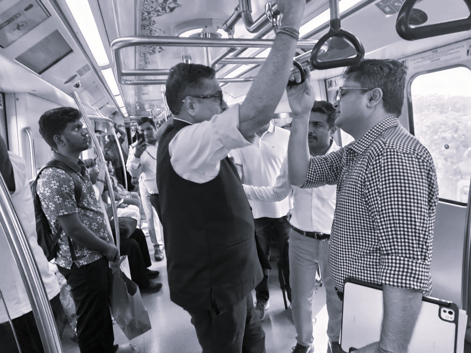 Telangana Chief Secretary Travels By Metro, Pushes For Joint Metro-RTC Pass