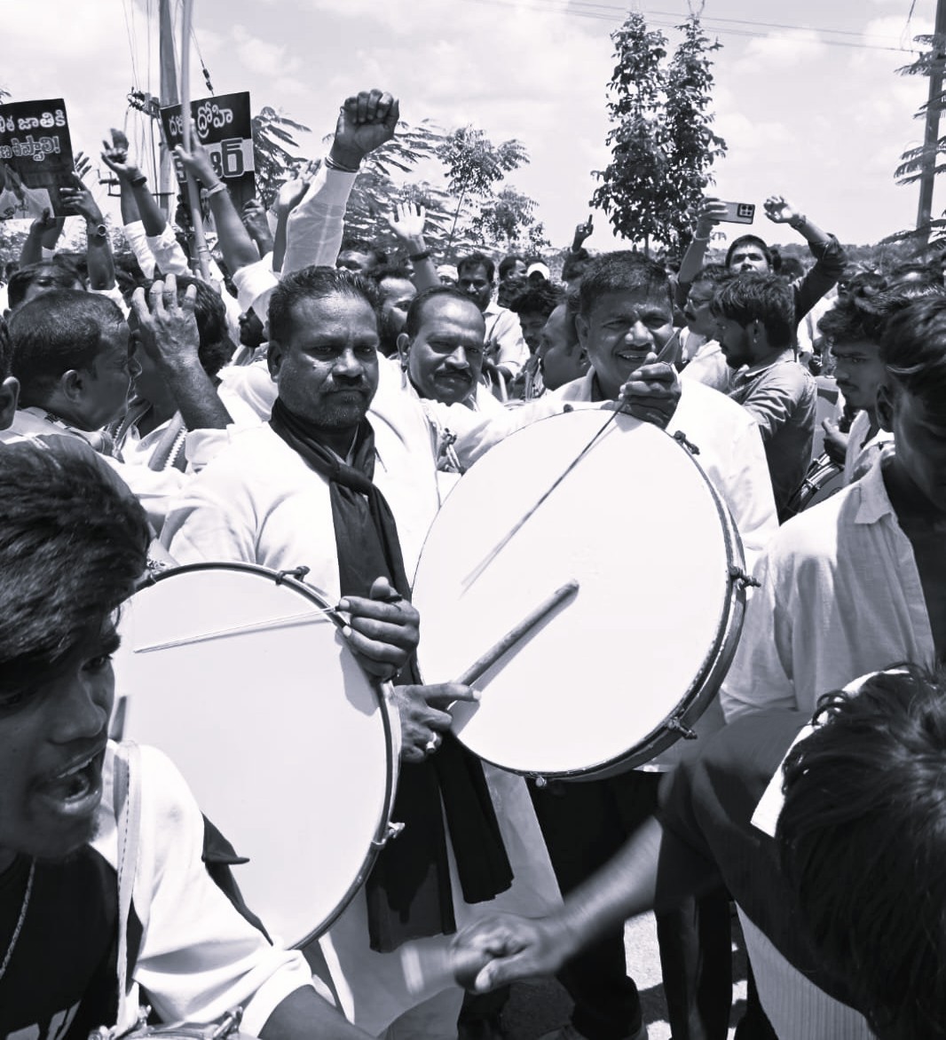 Congress, BRS Clash Outside KCR’s Erravelli Farmhouse Over Remarks Against Speaker