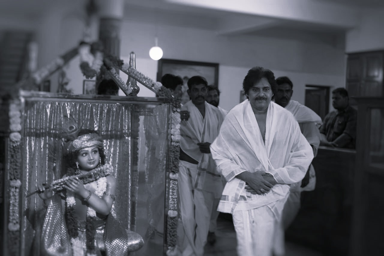Pawan Kalyan Offers Prayers at Guruvayur Temple in Kerala