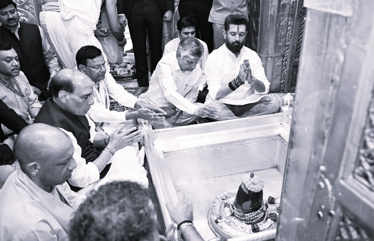 CM Chandrababu Joins Special Prayers at Kashi Vishwanath Temple