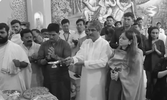 Lt Gen Pushkar Visits Pune’s Bhausaheb Rangari Ganpati, Calls Experience Wonderful