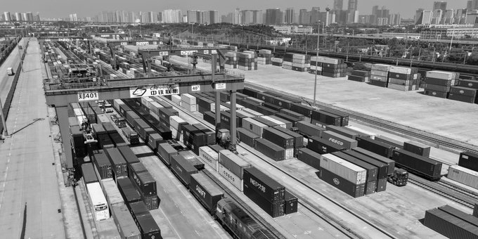EU Eyes ‘Trade Bazooka’ Against China as Export Surge Raises Economic Fears