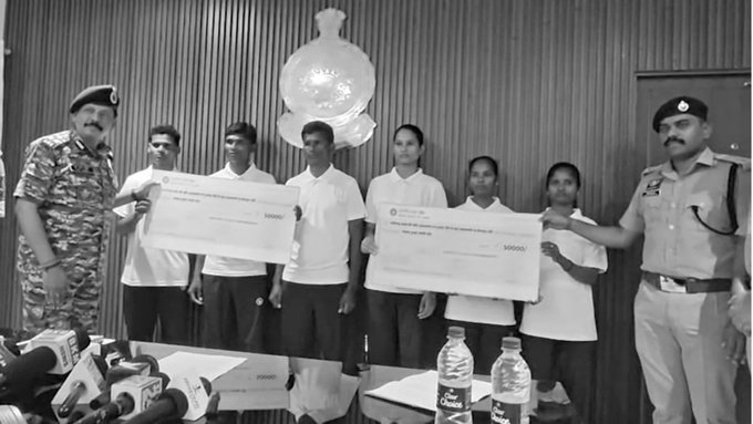 Six Maoists, Including Three Women, Surrender in Bijapur, Weapons Recovered in Sukma