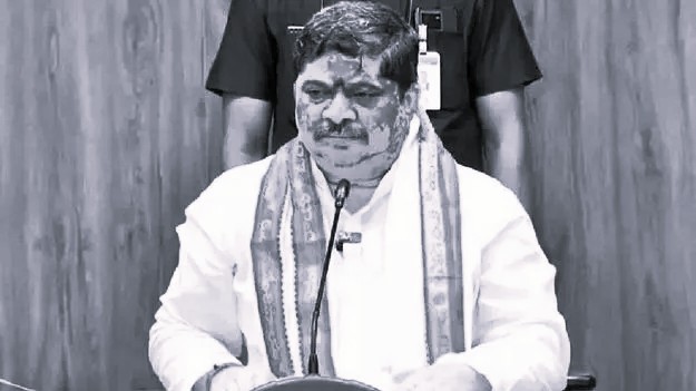 Minister Ponnam Prabhakar Directs RTC to Run Extra Buses as Festival Rush Builds