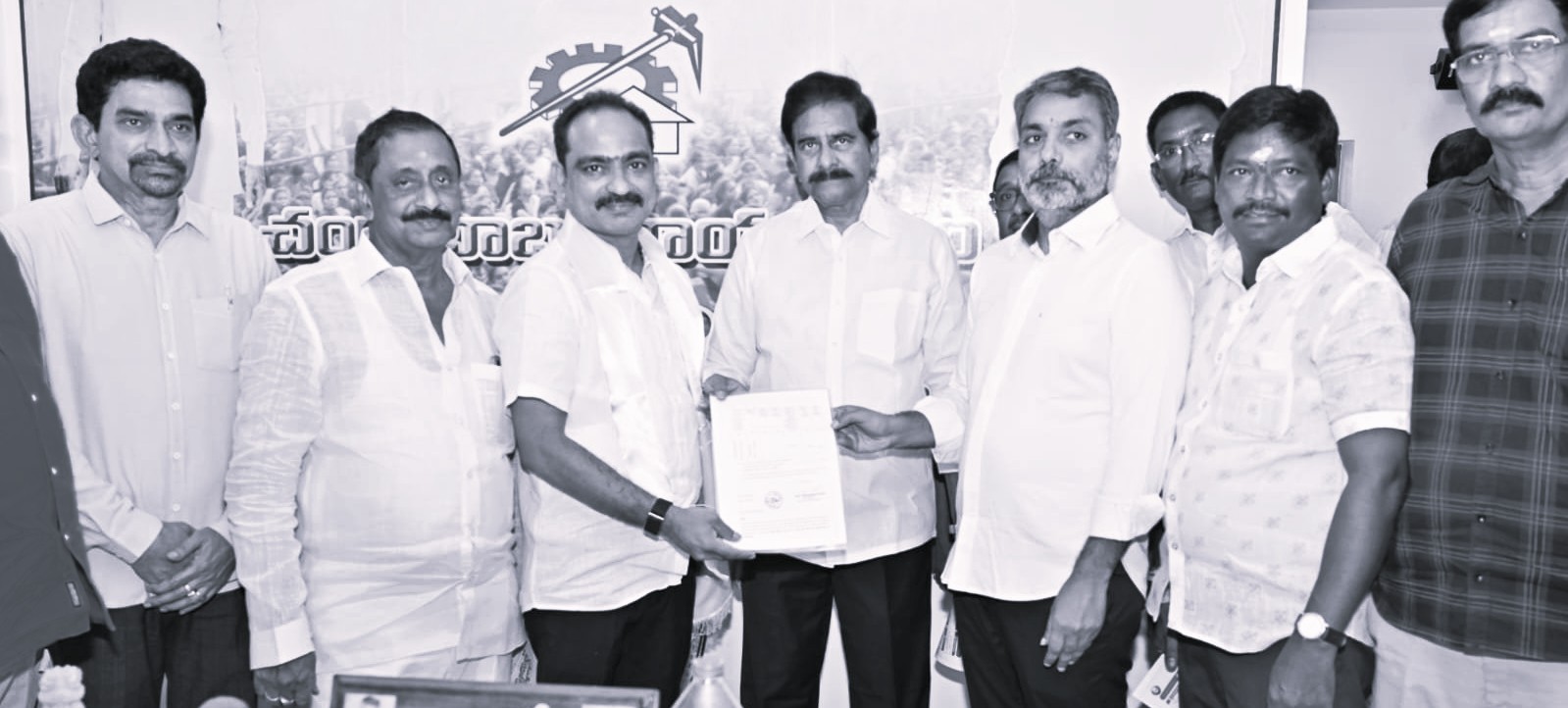 Devineni Uma Calls for NDA Victory in Mandapeta Municipal Polls