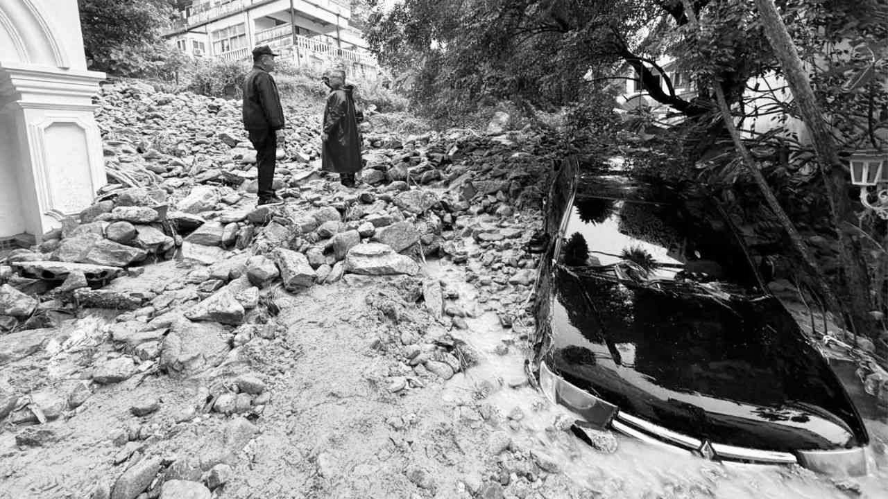 Flash Floods Hit Thailand’s Phuket, Mudslides Bury Vehicles and Disrupt Traffic